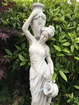 Schöne weiße Steinstatue einer stehenden Dame mit Wasserkrügen kann als Springbrunnen am Teich dienen!